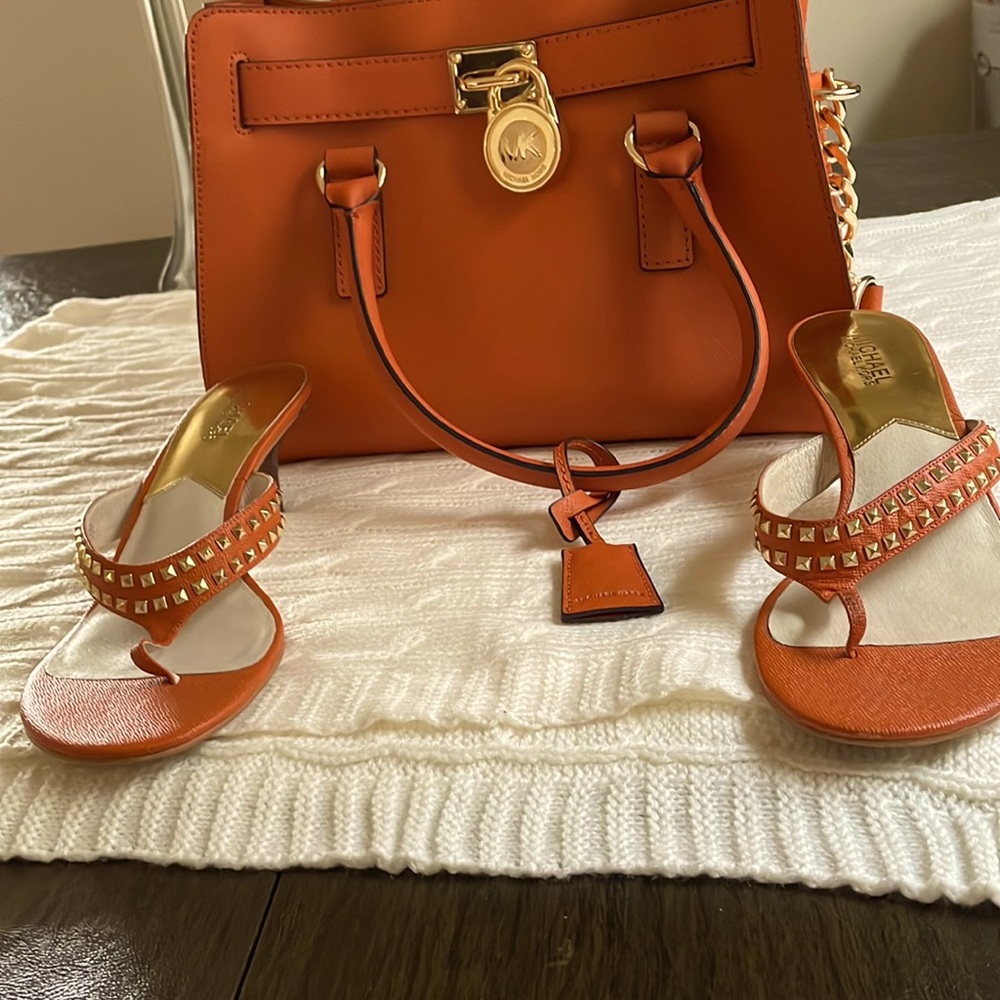 Michael Kor handbag it like brand new in good conditionl leather color orange